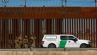 Anggota Garda Nasional Texas berjaga di dekat tembok perbatasan antara Meksiko dan Amerika Serikat, seperti terlihat dari Ciudad Juarez, Meksiko, 14 Januari 2025. 