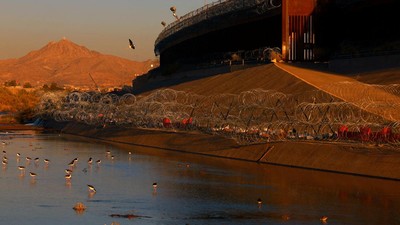 Cegah Migran Masuk AS, Pagar Kawat Berduri Dipasang di Tepi Sungai