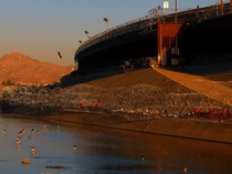 Cegah Migran Masuk AS, Pagar Kawat Berduri Dipasang di Tepi Sungai