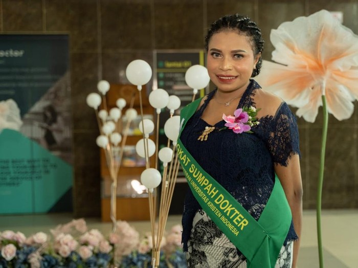 Perempuan Suku Amungme yang mampu menyelesaikan kuliah dan pendidikan profesinya di Fakultas Kedokteran (FK) Universitas Kristen Indonesia (UKI) berkat program beasiswa pendidikan PT Freeport Indonesia (PTFI).