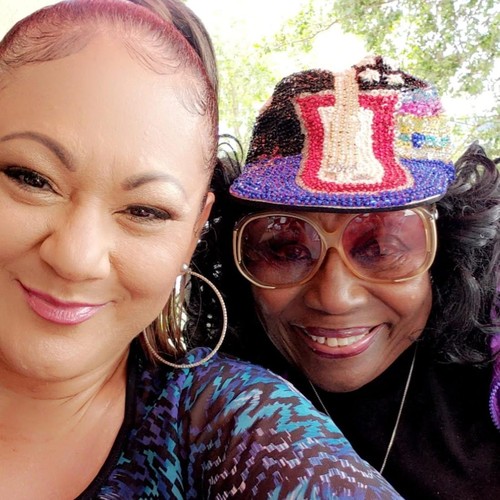 Dalyce Curry (memakai topi) foto bersama cicitnya, Kalley.