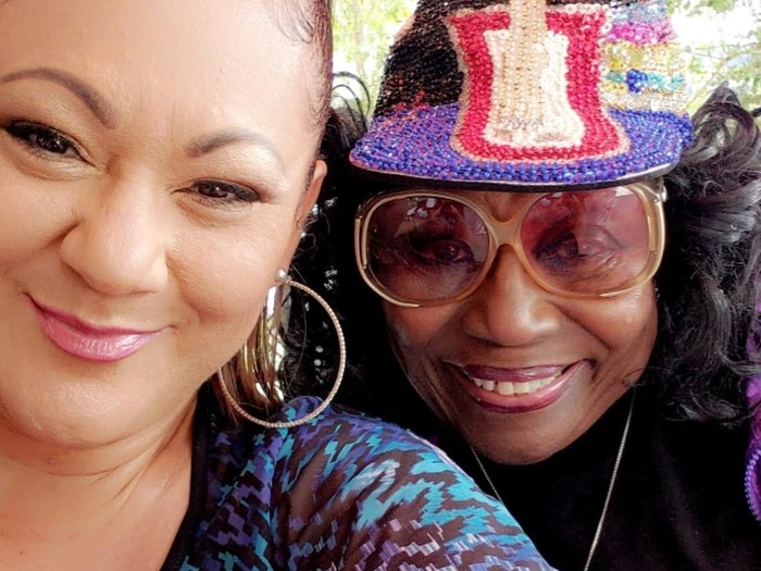 Dalyce Curry (memakai topi) foto bersama cicitnya, Kalley.