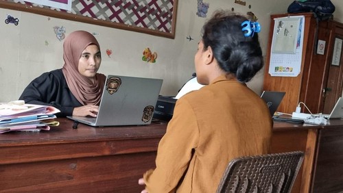 Deningsi Beti, ibu yang menyabet anaknya hingga tewas dengan parang saat diperiksa di Polres Kupang. (Foto: Dok. Polres Kupang)