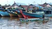 Pelabuhan Sungai Kakap yang merupakan pusat pendaratan ikan dari kapal nelayan tradisional yang menjaring hasil laut di Natuna dan sekitarnya tersebut adalah salah satu destinasi unggulan wisata Desa Sungai Kakap.  