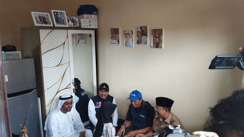 Dubes UAE, Abdulla Salem Al Dhaheri dan Menteri Sosial (Mensos) Saifullah Yusuf (Gus Ipul) kunjungi korban gempa Cianjur.