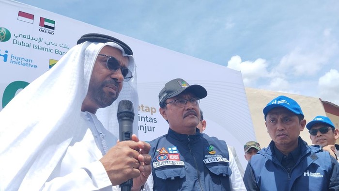 Dubes UAE, Abdulla Salem Al Dhaheri dan Menteri Sosial (Mensos) Saifullah Yusuf (Gus Ipul) kunjungi korban gempa Cianjur.