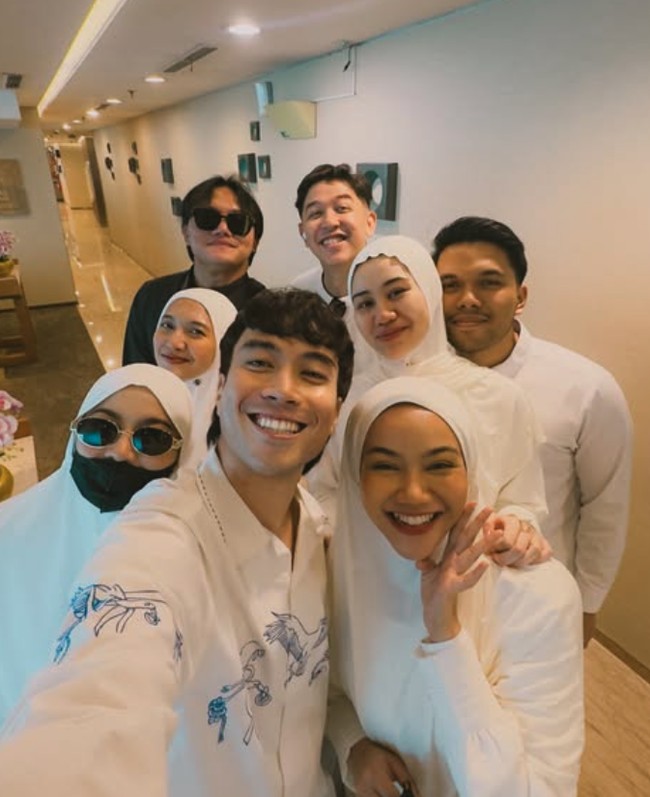 Perjalanan umrah Mahalini kali ini bersama rekan-rekan selebriti, termasuk Vidi Aldiano, Sheila Daisha, Aaliyah Massaid, hingga Thariq Halilintar. Foto: Instagram