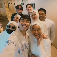 Perjalanan umrah Mahalini kali ini bersama rekan-rekan selebriti, termasuk Vidi Aldiano, Sheila Daisha, Aaliyah Massaid, hingga Thariq Halilintar. Foto: Instagram