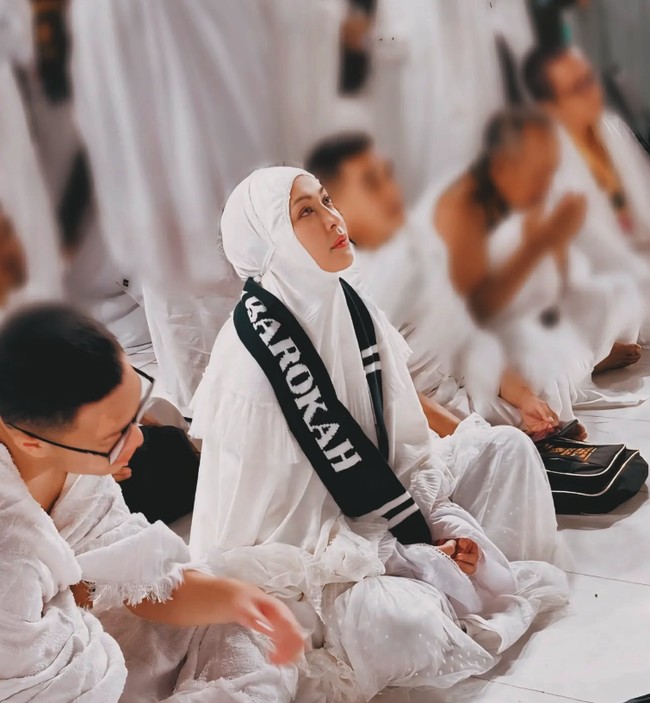 Selain Mahalini, artis mualaf lainnya yang umrah ada Angelina Sondakh. Ia diketahui menjalani umrah pertamanya setelah 15 tahun masuk Islam pada akhir 2024 lalu. Foto: Instagram
