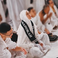 Selain Mahalini, artis mualaf lainnya yang umrah ada Angelina Sondakh. Ia diketahui menjalani umrah pertamanya setelah 15 tahun masuk Islam pada akhir 2024 lalu. Foto: Instagram