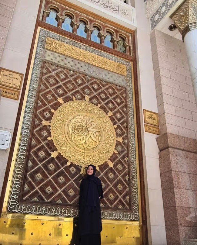 Ada pula Lulu Tobing yang menjalani ibadah umrah setelah mualaf. Pertama kali umrah dilakukannya pada 2022 lalu menjelang Ramadan tiba. Foto: Instagram