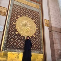 Ada pula Lulu Tobing yang menjalani ibadah umrah setelah mualaf. Pertama kali umrah dilakukannya pada 2022 lalu menjelang Ramadan tiba. Foto: Instagram