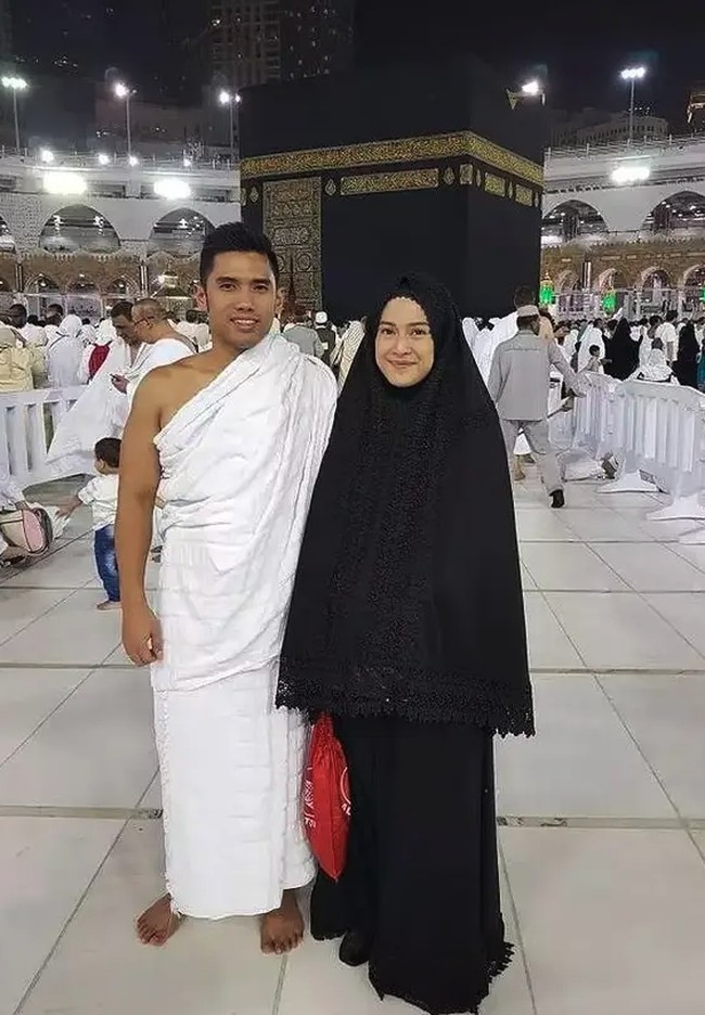 Dian Sastrowardoyo termasuk artis yang mualaf. Ia memeluk Islam pada 2006 dan menikah dengan Maulana Indraguna Sutowo di 2010. Foto: Instagram