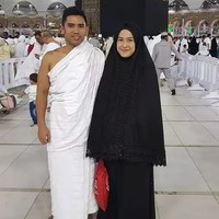 Dian Sastrowardoyo termasuk artis yang mualaf. Ia memeluk Islam pada 2006 dan menikah dengan Maulana Indraguna Sutowo di 2010. Foto: Instagram