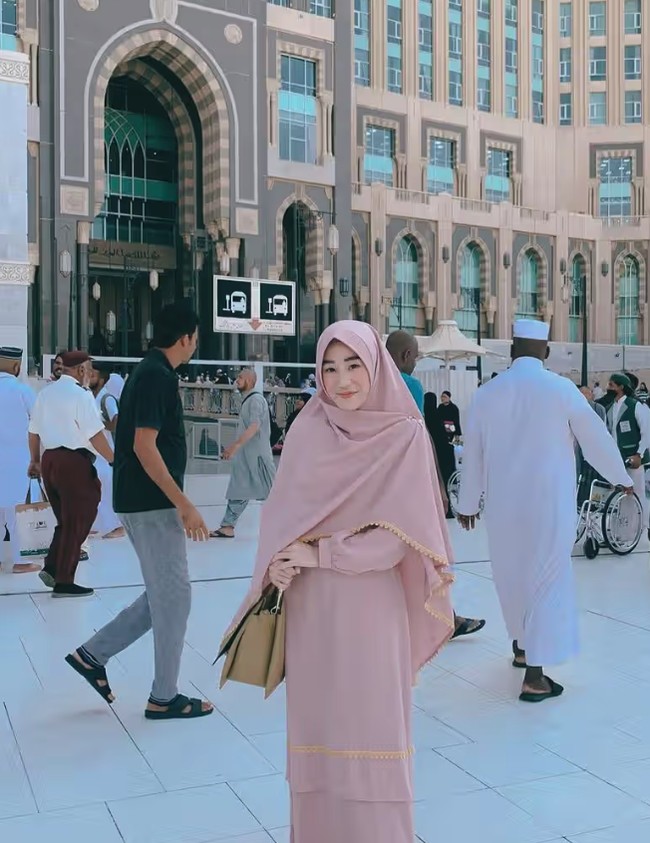 Larissa Chou turut menjalani ibadah umrah setelah mualaf. Ia pun sudah beberapa kali pergi ke Tanah Suci. Foto: Instagram
