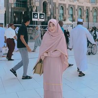 Larissa Chou turut menjalani ibadah umrah setelah mualaf. Ia pun sudah beberapa kali pergi ke Tanah Suci. Foto: Instagram