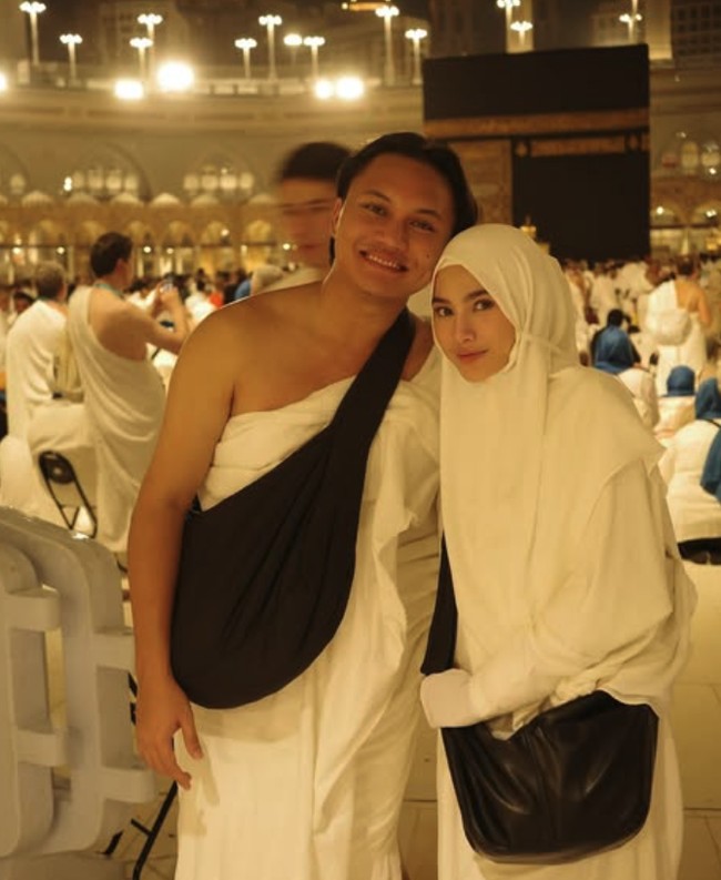 Mahalini didampingi suaminya, Rizky Febian pergi umrah diawal 2025. Ia tampak cantik mengenakan baju ihram putih-putih dengan kerudung instan menutup dada. Foto: dok. Instagram @rizkyfebian