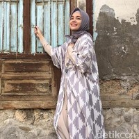 Dewi Sandra termasuk artis Indonesia yang mualaf dan sudah kerap menjalankan ibadah umrah. Foto: Instagram