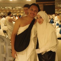 Mahalini didampingi suaminya, Rizky Febian pergi umrah diawal 2025. Ia tampak cantik mengenakan baju ihram putih-putih dengan kerudung instan menutup dada. Foto: dok. Instagram @rizkyfebian