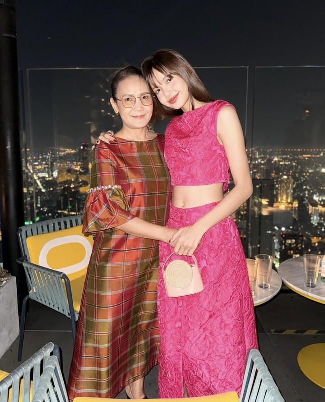 Momen pulang kampung ke Thailand menjadi kesempatan Lisa BLACKPINK menghabiskan waktu bersama ibunya. Dia tampil elegan berbalut crop top dan midi skirt berwarna pink keluaran brand fashion Destree, yang berbasis di Paris. Brand itu didirikan Geraldine Guyot, istri dari kakak laki-laki Frederic Arnault, yang digosipkan berpacaran dengan Lisa BLACKPINK. Foto: dok. Instagram @lalalalisa_m