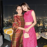 Momen pulang kampung ke Thailand menjadi kesempatan Lisa BLACKPINK menghabiskan waktu bersama ibunya. Dia tampil elegan berbalut crop top dan midi skirt berwarna pink keluaran brand fashion Destree, yang berbasis di Paris. Brand itu didirikan Geraldine Guyot, istri dari kakak laki-laki Frederic Arnault, yang digosipkan berpacaran dengan Lisa BLACKPINK. Foto: dok. Instagram @lalalalisa_m