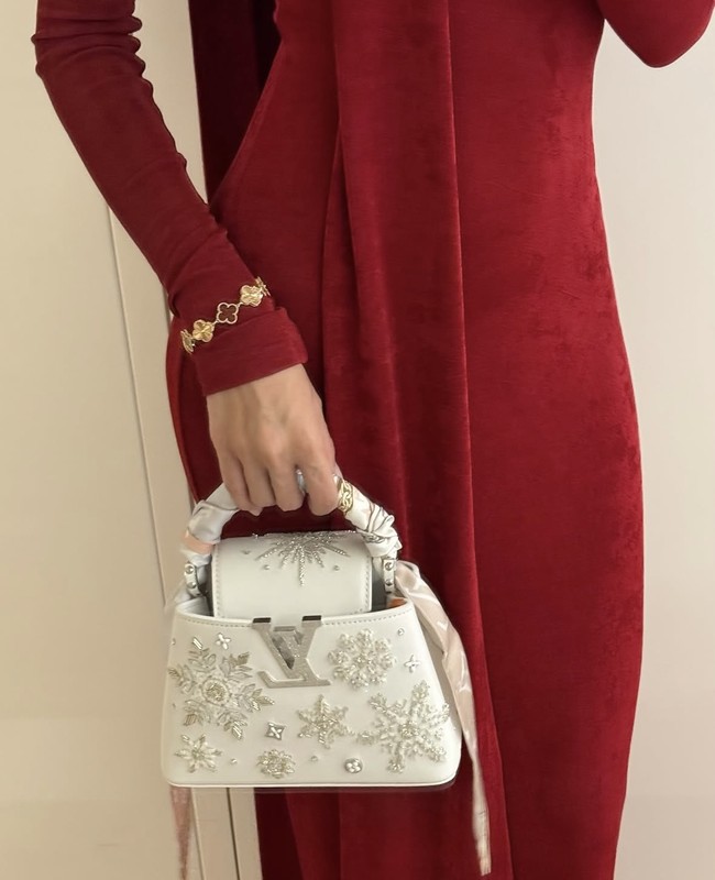 Pada pergelangan tangannya, Lisa BLACKPINK menambahkan gelang mewah dari brand perhiasan Paris, Van Cleef & Arpels. Hand bag putih yang dipakainya memiliki detail payet bernuansa Natal. Koleksi tas Louis Vuitton Capucines Mini bernilai £7,600 atau sekitar Rp 151 jutaan. Foto: dok. Instagram @lalalalisa_m