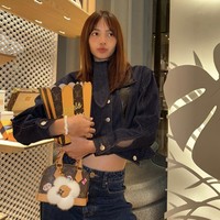 Sebagai global ambassador Louis Vuitton, Lisa BLACKPINK tak pernah absen memakai koleksi tasnya. Saat melakukan visit store di Thailand, dia tampak memegang koleksi tas capsule berbentuk keranjang pop corn dengan warna vibrant kuning dan emblem logo Louis Vuitton seharga Rp 17,5 juta. Foto: dok. Instagram @lalalalisa_m