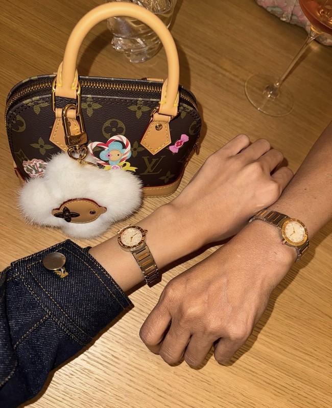 Penggemar sontak heboh melihat Lisa BLACKPINK memakai jam tangan hasil kolaborasinya dengan BVLGARI dengan seseorang yang diduga Frederic Arnault. Di atas meja, ada koleksi tas Louis Vuitton Nano Alma Bag seharga £1,660 atau Rp 33 jutaan yang ditambahkan dengan gantungan kunci Vivienne Fur Key Holder berwarna putih seharga £625 atau Rp 12,4 jutaan. Foto: dok. Instagram @lalalalisa_m