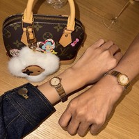 Penggemar sontak heboh melihat Lisa BLACKPINK memakai jam tangan hasil kolaborasinya dengan BVLGARI dengan seseorang yang diduga Frederic Arnault. Di atas meja, ada koleksi tas Louis Vuitton Nano Alma Bag seharga £1,660 atau Rp 33 jutaan yang ditambahkan dengan gantungan kunci Vivienne Fur Key Holder berwarna putih seharga £625 atau Rp 12,4 jutaan. Foto: dok. Instagram @lalalalisa_m