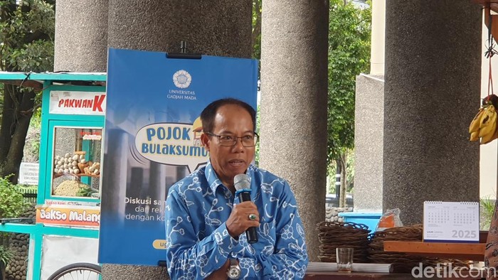 Guru Besar Fisipol UGM Prof Wahyudi Kumorotomo saat acara Pojok Bulaksumur, UGM, Rabu (15/1/2025).