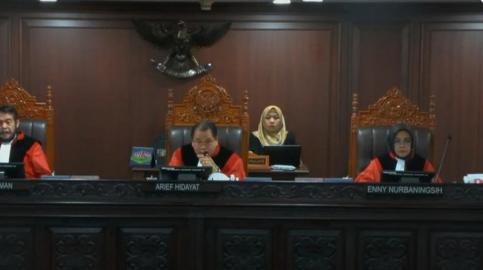 Hakim MK Arief Hidayat (tengah)-(dok. YouTube MK)