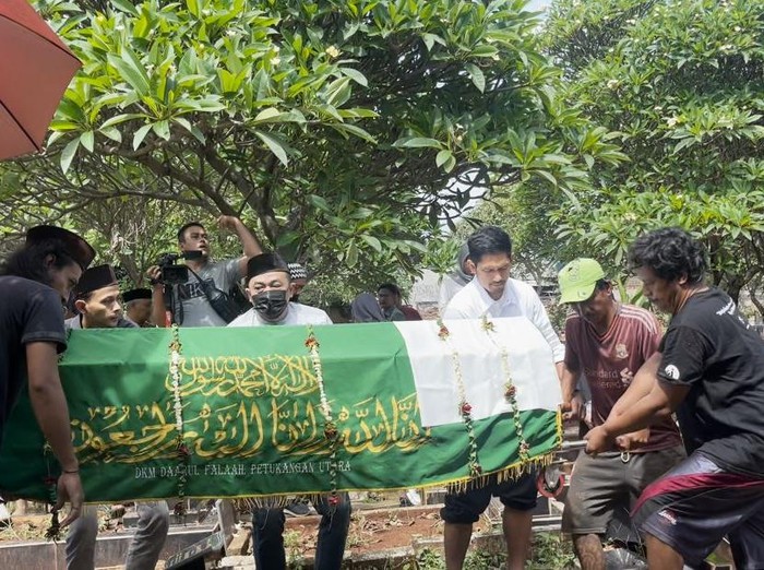 Jenazah ibunda Ibnu Jamil tiba di pemakaman