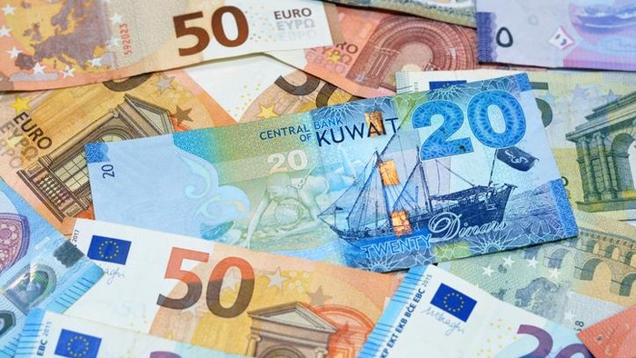Ilustrasi dinar Kuwait dengan Euro di belakangnya