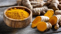 Kunyit mengandung senyawa curcumin yang meningkatkan protein yang membantu pertumbuhan sel-sel otak baru dan mendukung suasana hati dengan meningkatkan serotonin dan dopamin. Kunyit bisa diracik jadi minuman atau ditambahkan sebagai rempah masakan. (Foto: Getty Images/ollo)