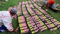 Pekerja menjemur kerupuk upil khas Kediri di sentra industri rumahan kerupuk Desa Bulusari, Kabupaten Kediri, Jawa Timur, Rabu (15/1/2025).