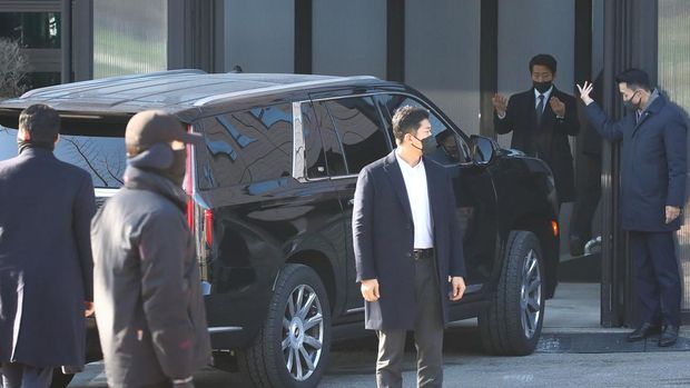 Iring-iringan mobil yang membawa Presiden Korea Selatan yang dimakzulkan Yoon Suk Yeol tiba setelah penangkapannya, di Kantor Investigasi Korupsi untuk Pejabat Tinggi (CIO), di Gwacheon, Korea Selatan, 15 Januari 2025. (KOREA POOL/Pool via REUTERS)