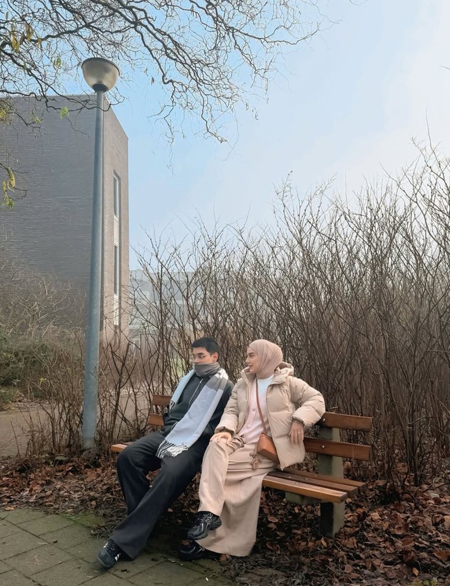 Meski tak mengajak suami dan anak-anaknya, namun Irish Bella tampak menikmatii liburannya selama di sana. Ia juga tampak begitu kompak dengan adiknya, Sean Ivan. Foto: Instagram/_irishbella_