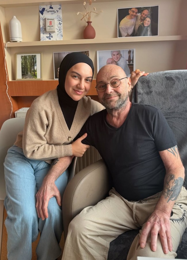 Kepergian Irish ke Belgia tentunya juga untuk menengok ayahnya yang berada di sana dan sedang sakit. Terlihat keduanya berpose bersama. Foto: Instagram/_irishbella_