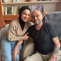 Kepergian Irish ke Belgia tentunya juga untuk menengok ayahnya yang berada di sana dan sedang sakit. Terlihat keduanya berpose bersama. Foto: Instagram/_irishbella_