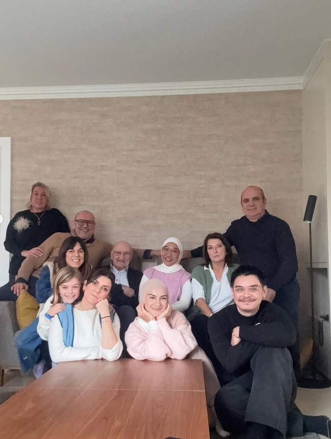 Irish juga memanfaatkan momen tersebut untuk berkumpul bersama anggota keluarga besar dari ayahnya. Terlihat Irish yang begitu bahagia berpose di tengah-tengah keluarganya. Foto: Instagram/_irishbella_