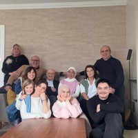 Irish juga memanfaatkan momen tersebut untuk berkumpul bersama anggota keluarga besar dari ayahnya. Terlihat Irish yang begitu bahagia berpose di tengah-tengah keluarganya. Foto: Instagram/_irishbella_