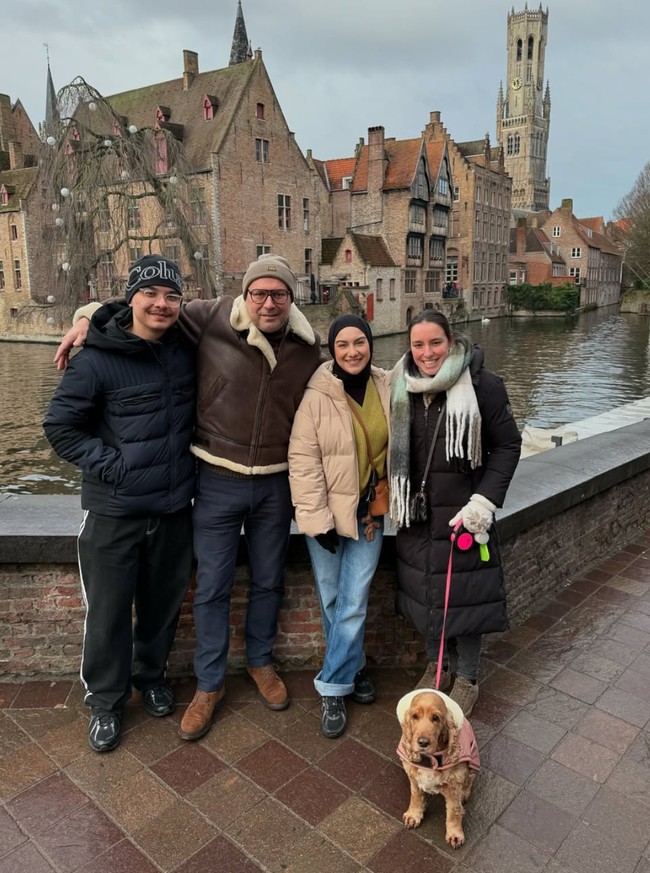Irish dan adiknya juga tampak berjalan-jalan mengitari kota Beneren di Belgia. Short trip back home, tulis keterangan unggahan Irish. Foto: Instagram/_irishbella_