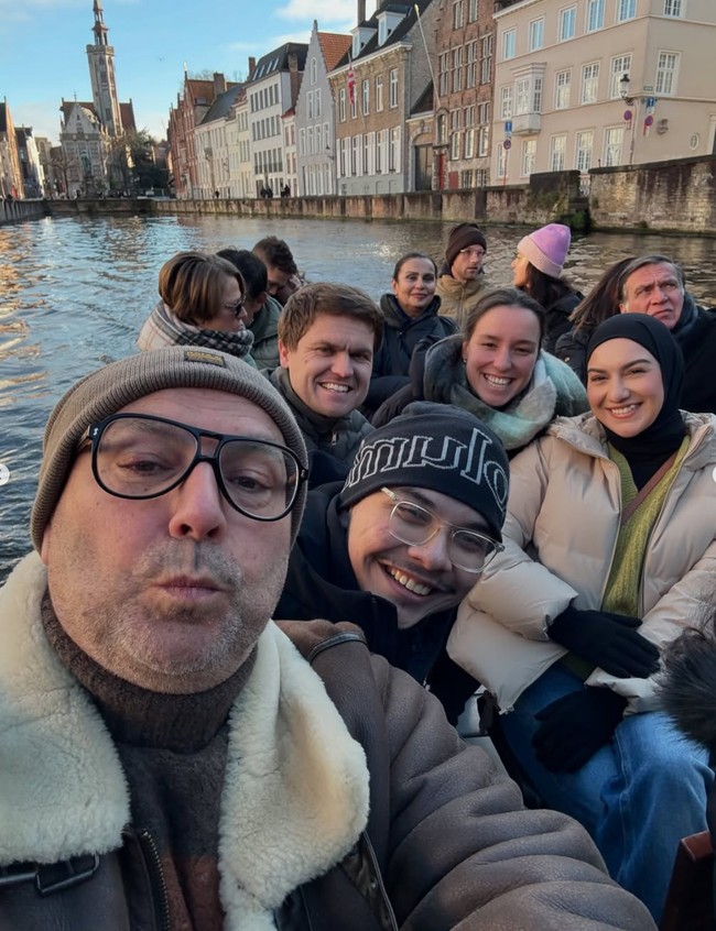 Irish dan adiknya iitu juga diajak berkeliling ke tempat-tempat wisata di sana. Terlihat momen kepulangannya ke Belgia begitu seru dan asik. Foto: Instagram/_irishbella_