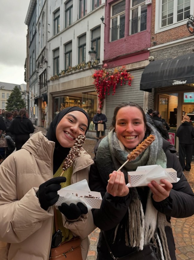 Irish juga menjajal beragam jajanan di sana. Senyum bahagia terlihat jelas di wajah mantan istri Ammar Zoni tersebut. Foto: Instagram/_irishbella_