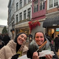 Irish juga menjajal beragam jajanan di sana. Senyum bahagia terlihat jelas di wajah mantan istri Ammar Zoni tersebut. Foto: Instagram/_irishbella_