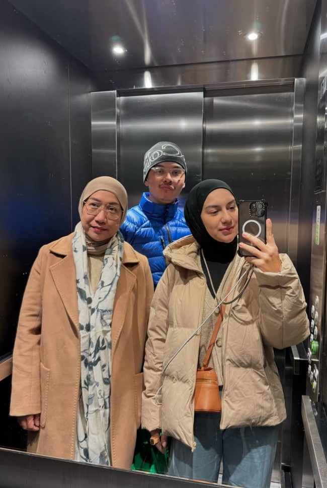 Irish Bella terlihat baru saja pulang kampung ke negara asal ayahnya, Belgia. Tak sendirian, Irish mengajak serta ibu dan adiknya. Foto: Instagram/_irishbella_