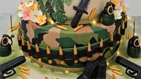 Begini meriahnya kue ulang tahun di pesta tersebut. Kue 4 tingkat itu dihiasi dengan warna hijau ala tentara dengan hiasan berupa pisau, pistol, dan lainnya. Foto: Instagram @ivan_gunawan