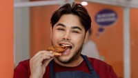 Ivan Gunawan juga membuka bisnis kuliner. Ia berkolaborasi dengan King Abdi membuka restoran bernama Nasi Kulit Mak Igun. Foto: Instagram @ivan_gunawan