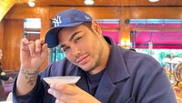 Begini momen Ivan ketika menikmati minuman di sebuah restoran. Ia berpose dengan gaya kerennya. Foto: Instagram @ivan_gunawan