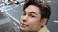 Di Amerika Serikat, Ivan Gunawan juga menikmati kopi dari gerai Dunkin. Ini foto selfie-nya dengan segelas kopi panas. Foto: Instagram @ivan_gunawan